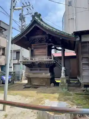稲荷神社の{uncategorized: "未分類", other: "その他", undefined: "問題あり", building: "その他建物", grave: "お墓", sacred_gate: "鳥居", guardian: "狛犬", statue: "像", buddha: "仏像", history: "歴史", nature: "自然", garden: "庭園", animal: "動物", pagoda: "塔", temizu: "手水舎", mountain_gate: "山門・神門", sanctuary: "本殿・本堂", subordinate: "末社・摂社", art: "芸術", scenery: "景色", jizo: "地蔵", ema: "絵馬", goshuin: "御朱印", omikuji: "おみくじ", items: "授与品その他", amulet: "お守り", goshuincho: "御朱印帳", eats: "食事", festival: "お祭り", votive_dance: "神楽", shichigosan: "七五三参", wedding: "結婚式", experience: "体験その他", initially: "初詣", around: "周辺", anti_infection: "感染症対策"}