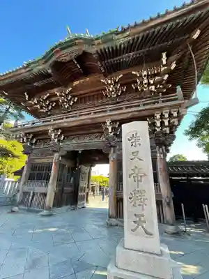 題経寺（柴又帝釈天）の山門・神門