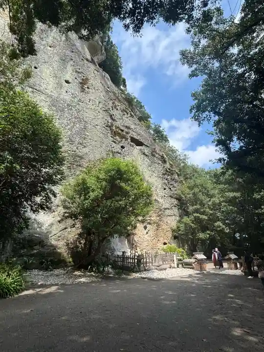 花窟神社の{uncategorized: "未分類", other: "その他", undefined: "問題あり", building: "その他建物", grave: "お墓", sacred_gate: "鳥居", guardian: "狛犬", statue: "像", buddha: "仏像", history: "歴史", nature: "自然", garden: "庭園", animal: "動物", pagoda: "塔", temizu: "手水舎", mountain_gate: "山門・神門", sanctuary: "本殿・本堂", subordinate: "末社・摂社", art: "芸術", scenery: "景色", jizo: "地蔵", ema: "絵馬", goshuin: "御朱印", omikuji: "おみくじ", items: "授与品その他", amulet: "お守り", goshuincho: "御朱印帳", eats: "食事", festival: "お祭り", votive_dance: "神楽", shichigosan: "七五三参", wedding: "結婚式", experience: "体験その他", initially: "初詣", around: "周辺", anti_infection: "感染症対策"}