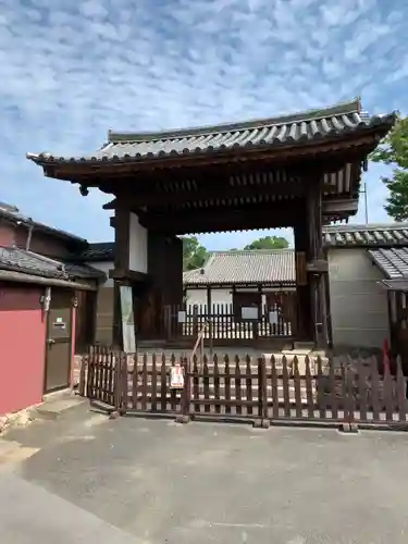 新薬師寺の山門・神門