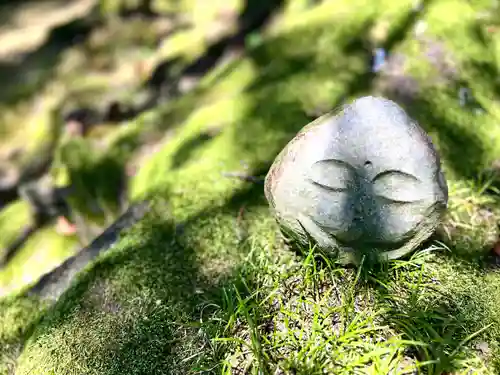 守りの神　藤基神社の像