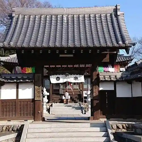 埼玉厄除け開運大師・龍泉寺（切り絵御朱印発祥の寺）の山門