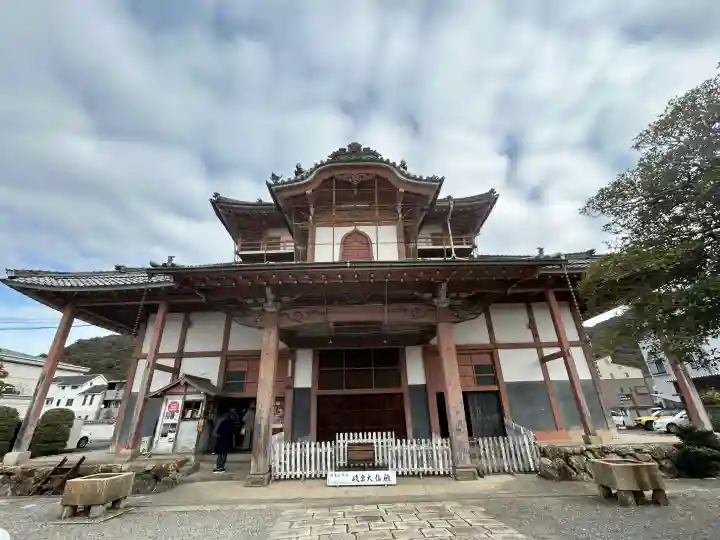 金鳳山 正法寺の{uncategorized: "未分類", other: "その他", undefined: "問題あり", building: "その他建物", grave: "お墓", sacred_gate: "鳥居", guardian: "狛犬", statue: "像", buddha: "仏像", history: "歴史", nature: "自然", garden: "庭園", animal: "動物", pagoda: "塔", temizu: "手水舎", mountain_gate: "山門・神門", sanctuary: "本殿・本堂", subordinate: "末社・摂社", art: "芸術", scenery: "景色", jizo: "地蔵", ema: "絵馬", goshuin: "御朱印", omikuji: "おみくじ", items: "授与品その他", amulet: "お守り", goshuincho: "御朱印帳", eats: "食事", festival: "お祭り", votive_dance: "神楽", shichigosan: "七五三参", wedding: "結婚式", experience: "体験その他", initially: "初詣", around: "周辺", anti_infection: "感染症対策"}