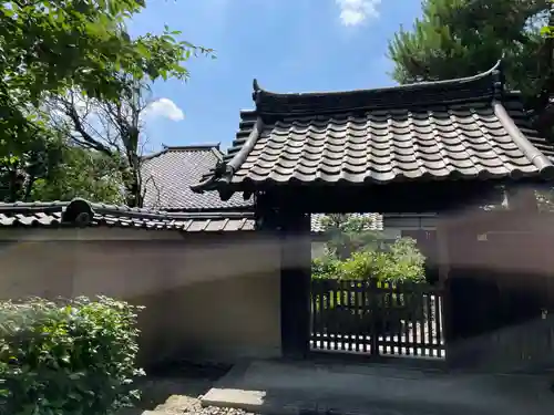 堆雲軒の山門