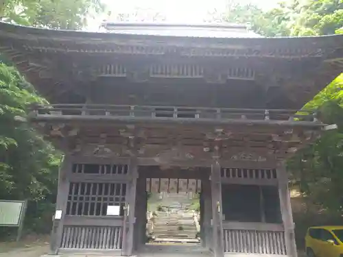 椎尾山薬王院の山門・神門