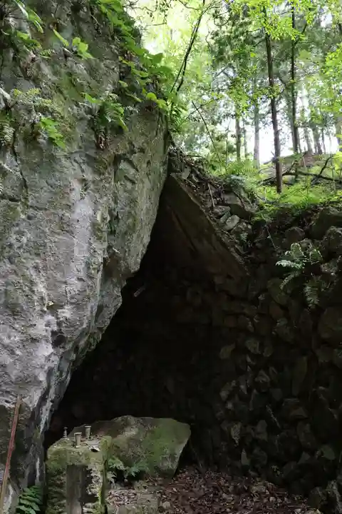 岩殿観音窟石龕(埼玉県)