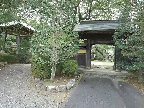 安養寺の山門