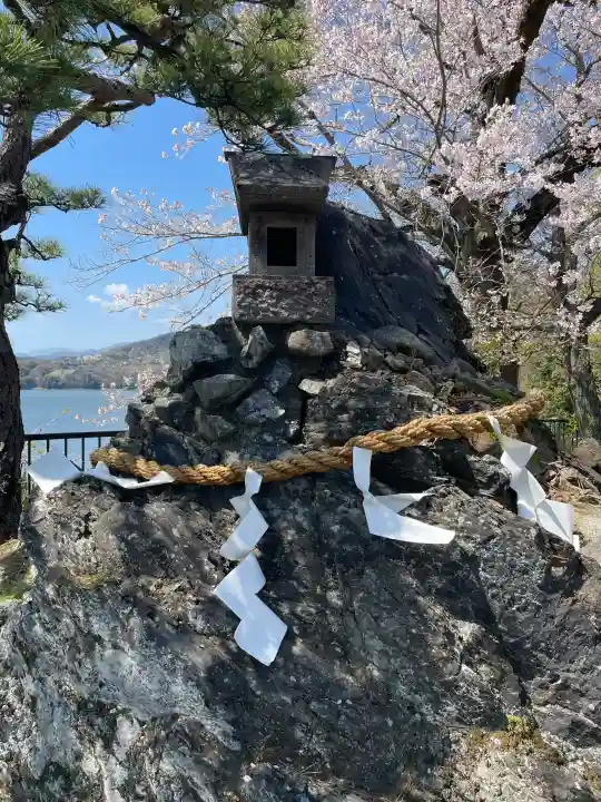 御供岩の{uncategorized: "未分類", other: "その他", undefined: "問題あり", building: "その他建物", grave: "お墓", sacred_gate: "鳥居", guardian: "狛犬", statue: "像", buddha: "仏像", history: "歴史", nature: "自然", garden: "庭園", animal: "動物", pagoda: "塔", temizu: "手水舎", mountain_gate: "山門・神門", sanctuary: "本殿・本堂", subordinate: "末社・摂社", art: "芸術", scenery: "景色", jizo: "地蔵", ema: "絵馬", goshuin: "御朱印", omikuji: "おみくじ", items: "授与品その他", amulet: "お守り", goshuincho: "御朱印帳", eats: "食事", festival: "お祭り", votive_dance: "神楽", shichigosan: "七五三参", wedding: "結婚式", experience: "体験その他", initially: "初詣", around: "周辺", anti_infection: "感染症対策"}