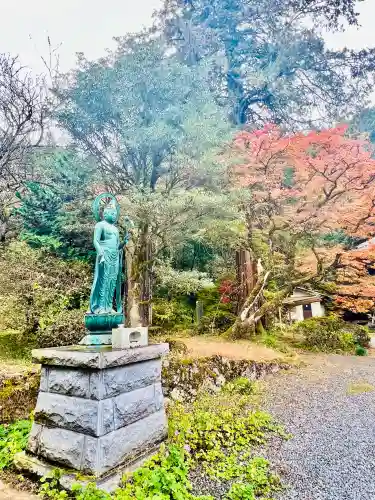 華藏寺(梅澤不動尊) の{uncategorized: "未分類", other: "その他", undefined: "問題あり", building: "その他建物", grave: "お墓", sacred_gate: "鳥居", guardian: "狛犬", statue: "像", buddha: "仏像", history: "歴史", nature: "自然", garden: "庭園", animal: "動物", pagoda: "塔", temizu: "手水舎", mountain_gate: "山門・神門", sanctuary: "本殿・本堂", subordinate: "末社・摂社", art: "芸術", scenery: "景色", jizo: "地蔵", ema: "絵馬", goshuin: "御朱印", omikuji: "おみくじ", items: "授与品その他", amulet: "お守り", goshuincho: "御朱印帳", eats: "食事", festival: "お祭り", votive_dance: "神楽", shichigosan: "七五三参", wedding: "結婚式", experience: "体験その他", initially: "初詣", around: "周辺", anti_infection: "感染症対策"}