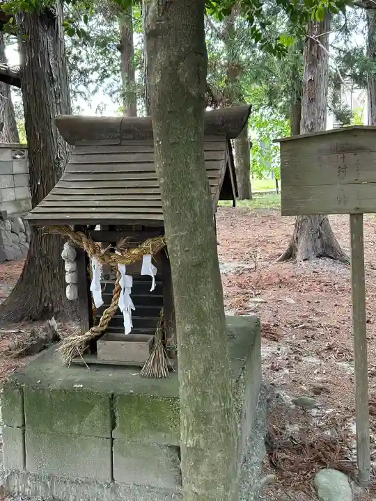 氷室五社神社の{uncategorized: "未分類", other: "その他", undefined: "問題あり", building: "その他建物", grave: "お墓", sacred_gate: "鳥居", guardian: "狛犬", statue: "像", buddha: "仏像", history: "歴史", nature: "自然", garden: "庭園", animal: "動物", pagoda: "塔", temizu: "手水舎", mountain_gate: "山門・神門", sanctuary: "本殿・本堂", subordinate: "末社・摂社", art: "芸術", scenery: "景色", jizo: "地蔵", ema: "絵馬", goshuin: "御朱印", omikuji: "おみくじ", items: "授与品その他", amulet: "お守り", goshuincho: "御朱印帳", eats: "食事", festival: "お祭り", votive_dance: "神楽", shichigosan: "七五三参", wedding: "結婚式", experience: "体験その他", initially: "初詣", around: "周辺", anti_infection: "感染症対策"}