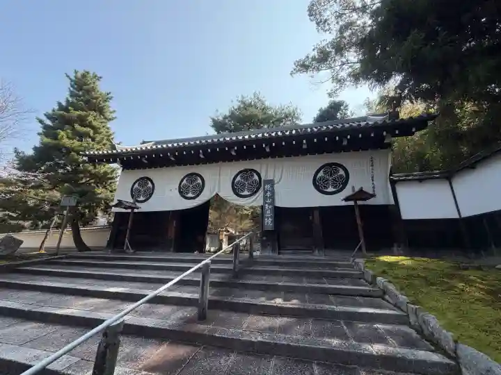 知恩院の{uncategorized: "未分類", other: "その他", undefined: "問題あり", building: "その他建物", grave: "お墓", sacred_gate: "鳥居", guardian: "狛犬", statue: "像", buddha: "仏像", history: "歴史", nature: "自然", garden: "庭園", animal: "動物", pagoda: "塔", temizu: "手水舎", mountain_gate: "山門・神門", sanctuary: "本殿・本堂", subordinate: "末社・摂社", art: "芸術", scenery: "景色", jizo: "地蔵", ema: "絵馬", goshuin: "御朱印", omikuji: "おみくじ", items: "授与品その他", amulet: "お守り", goshuincho: "御朱印帳", eats: "食事", festival: "お祭り", votive_dance: "神楽", shichigosan: "七五三参", wedding: "結婚式", experience: "体験その他", initially: "初詣", around: "周辺", anti_infection: "感染症対策"}