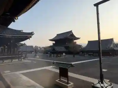 東本願寺（真宗本廟）の{uncategorized: "未分類", other: "その他", undefined: "問題あり", building: "その他建物", grave: "お墓", sacred_gate: "鳥居", guardian: "狛犬", statue: "像", buddha: "仏像", history: "歴史", nature: "自然", garden: "庭園", animal: "動物", pagoda: "塔", temizu: "手水舎", mountain_gate: "山門・神門", sanctuary: "本殿・本堂", subordinate: "末社・摂社", art: "芸術", scenery: "景色", jizo: "地蔵", ema: "絵馬", goshuin: "御朱印", omikuji: "おみくじ", items: "授与品その他", amulet: "お守り", goshuincho: "御朱印帳", eats: "食事", festival: "お祭り", votive_dance: "神楽", shichigosan: "七五三参", wedding: "結婚式", experience: "体験その他", initially: "初詣", around: "周辺", anti_infection: "感染症対策"}