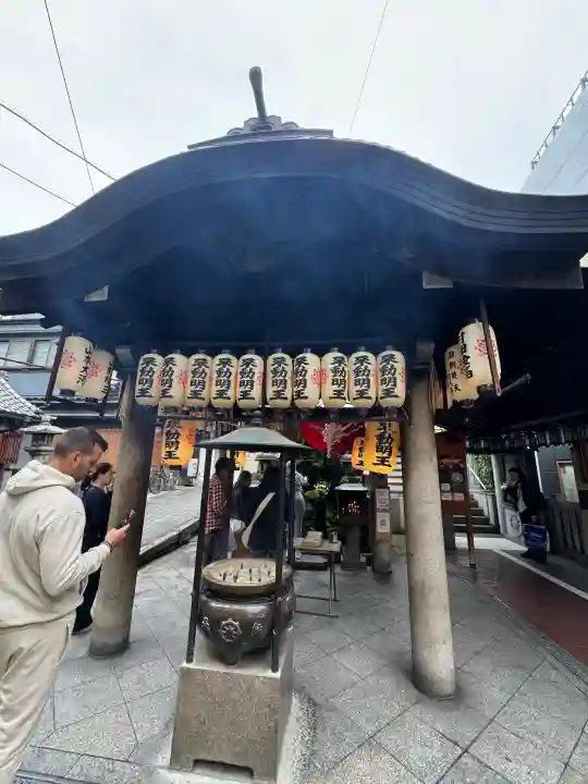 法善寺の{uncategorized: "未分類", other: "その他", undefined: "問題あり", building: "その他建物", grave: "お墓", sacred_gate: "鳥居", guardian: "狛犬", statue: "像", buddha: "仏像", history: "歴史", nature: "自然", garden: "庭園", animal: "動物", pagoda: "塔", temizu: "手水舎", mountain_gate: "山門・神門", sanctuary: "本殿・本堂", subordinate: "末社・摂社", art: "芸術", scenery: "景色", jizo: "地蔵", ema: "絵馬", goshuin: "御朱印", omikuji: "おみくじ", items: "授与品その他", amulet: "お守り", goshuincho: "御朱印帳", eats: "食事", festival: "お祭り", votive_dance: "神楽", shichigosan: "七五三参", wedding: "結婚式", experience: "体験その他", initially: "初詣", around: "周辺", anti_infection: "感染症対策"}
