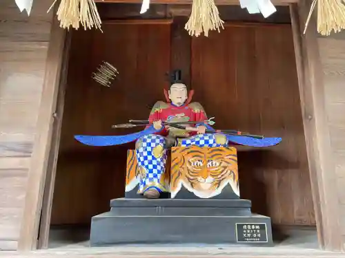 白國神社の像