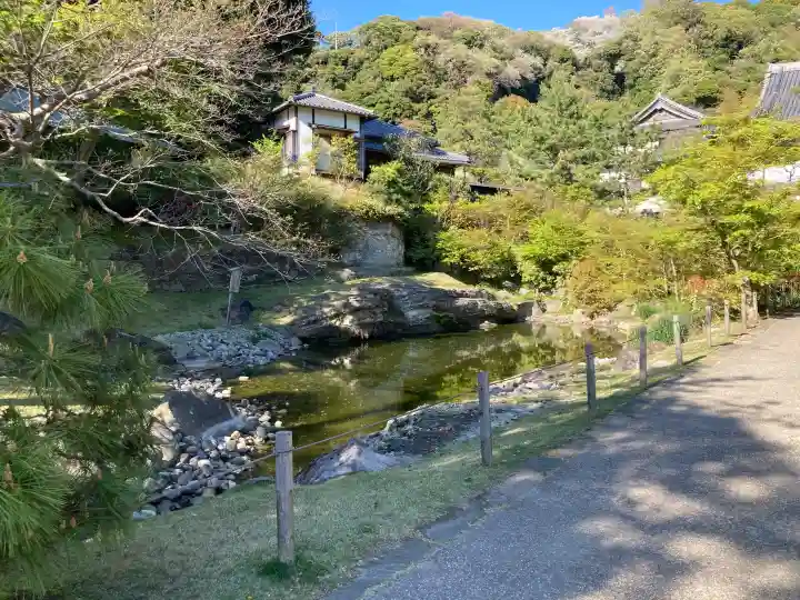 円覚寺の{uncategorized: "未分類", other: "その他", undefined: "問題あり", building: "その他建物", grave: "お墓", sacred_gate: "鳥居", guardian: "狛犬", statue: "像", buddha: "仏像", history: "歴史", nature: "自然", garden: "庭園", animal: "動物", pagoda: "塔", temizu: "手水舎", mountain_gate: "山門・神門", sanctuary: "本殿・本堂", subordinate: "末社・摂社", art: "芸術", scenery: "景色", jizo: "地蔵", ema: "絵馬", goshuin: "御朱印", omikuji: "おみくじ", items: "授与品その他", amulet: "お守り", goshuincho: "御朱印帳", eats: "食事", festival: "お祭り", votive_dance: "神楽", shichigosan: "七五三参", wedding: "結婚式", experience: "体験その他", initially: "初詣", around: "周辺", anti_infection: "感染症対策"}