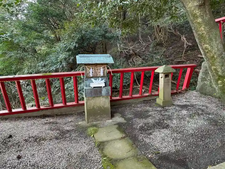 三社神社の{uncategorized: "未分類", other: "その他", undefined: "問題あり", building: "その他建物", grave: "お墓", sacred_gate: "鳥居", guardian: "狛犬", statue: "像", buddha: "仏像", history: "歴史", nature: "自然", garden: "庭園", animal: "動物", pagoda: "塔", temizu: "手水舎", mountain_gate: "山門・神門", sanctuary: "本殿・本堂", subordinate: "末社・摂社", art: "芸術", scenery: "景色", jizo: "地蔵", ema: "絵馬", goshuin: "御朱印", omikuji: "おみくじ", items: "授与品その他", amulet: "お守り", goshuincho: "御朱印帳", eats: "食事", festival: "お祭り", votive_dance: "神楽", shichigosan: "七五三参", wedding: "結婚式", experience: "体験その他", initially: "初詣", around: "周辺", anti_infection: "感染症対策"}