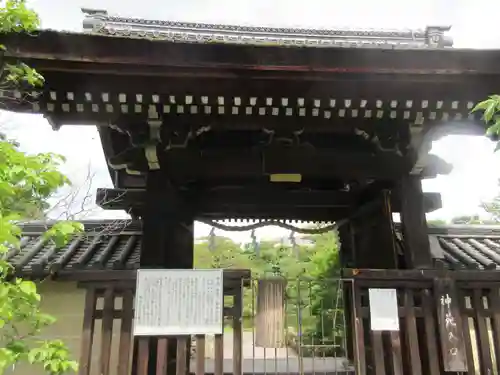 梅宮大社の山門・神門