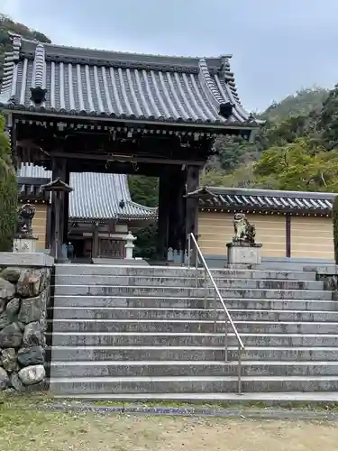 瀧安寺の山門