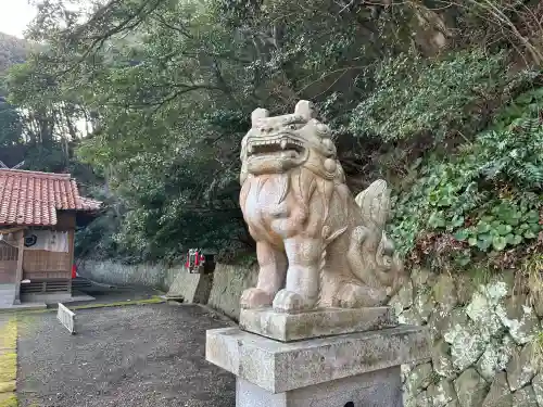 三社神社の{uncategorized: "未分類", other: "その他", undefined: "問題あり", building: "その他建物", grave: "お墓", sacred_gate: "鳥居", guardian: "狛犬", statue: "像", buddha: "仏像", history: "歴史", nature: "自然", garden: "庭園", animal: "動物", pagoda: "塔", temizu: "手水舎", mountain_gate: "山門・神門", sanctuary: "本殿・本堂", subordinate: "末社・摂社", art: "芸術", scenery: "景色", jizo: "地蔵", ema: "絵馬", goshuin: "御朱印", omikuji: "おみくじ", items: "授与品その他", amulet: "お守り", goshuincho: "御朱印帳", eats: "食事", festival: "お祭り", votive_dance: "神楽", shichigosan: "七五三参", wedding: "結婚式", experience: "体験その他", initially: "初詣", around: "周辺", anti_infection: "感染症対策"}