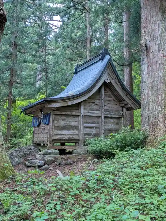 雄山神社中宮祈願殿の{uncategorized: "未分類", other: "その他", undefined: "問題あり", building: "その他建物", grave: "お墓", sacred_gate: "鳥居", guardian: "狛犬", statue: "像", buddha: "仏像", history: "歴史", nature: "自然", garden: "庭園", animal: "動物", pagoda: "塔", temizu: "手水舎", mountain_gate: "山門・神門", sanctuary: "本殿・本堂", subordinate: "末社・摂社", art: "芸術", scenery: "景色", jizo: "地蔵", ema: "絵馬", goshuin: "御朱印", omikuji: "おみくじ", items: "授与品その他", amulet: "お守り", goshuincho: "御朱印帳", eats: "食事", festival: "お祭り", votive_dance: "神楽", shichigosan: "七五三参", wedding: "結婚式", experience: "体験その他", initially: "初詣", around: "周辺", anti_infection: "感染症対策"}