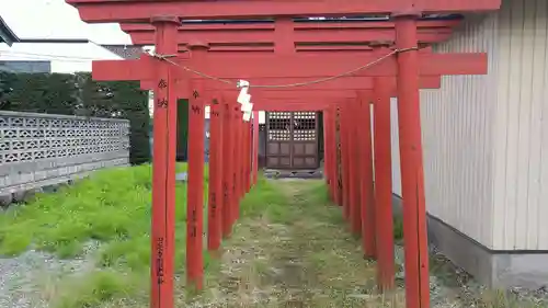 尾萬稲荷神社の鳥居