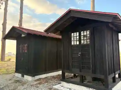 荒羽祗神社の{uncategorized: "未分類", other: "その他", undefined: "問題あり", building: "その他建物", grave: "お墓", sacred_gate: "鳥居", guardian: "狛犬", statue: "像", buddha: "仏像", history: "歴史", nature: "自然", garden: "庭園", animal: "動物", pagoda: "塔", temizu: "手水舎", mountain_gate: "山門・神門", sanctuary: "本殿・本堂", subordinate: "末社・摂社", art: "芸術", scenery: "景色", jizo: "地蔵", ema: "絵馬", goshuin: "御朱印", omikuji: "おみくじ", items: "授与品その他", amulet: "お守り", goshuincho: "御朱印帳", eats: "食事", festival: "お祭り", votive_dance: "神楽", shichigosan: "七五三参", wedding: "結婚式", experience: "体験その他", initially: "初詣", around: "周辺", anti_infection: "感染症対策"}
