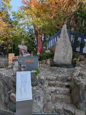 安居神社の像