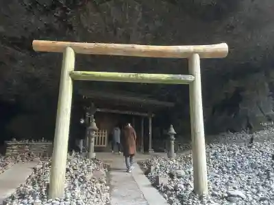 天安河原宮の{uncategorized: "未分類", other: "その他", undefined: "問題あり", building: "その他建物", grave: "お墓", sacred_gate: "鳥居", guardian: "狛犬", statue: "像", buddha: "仏像", history: "歴史", nature: "自然", garden: "庭園", animal: "動物", pagoda: "塔", temizu: "手水舎", mountain_gate: "山門・神門", sanctuary: "本殿・本堂", subordinate: "末社・摂社", art: "芸術", scenery: "景色", jizo: "地蔵", ema: "絵馬", goshuin: "御朱印", omikuji: "おみくじ", items: "授与品その他", amulet: "お守り", goshuincho: "御朱印帳", eats: "食事", festival: "お祭り", votive_dance: "神楽", shichigosan: "七五三参", wedding: "結婚式", experience: "体験その他", initially: "初詣", around: "周辺", anti_infection: "感染症対策"}
