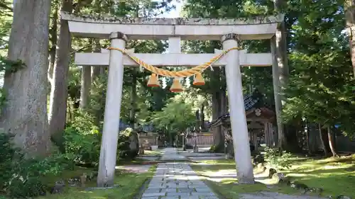 雄山神社中宮祈願殿の鳥居