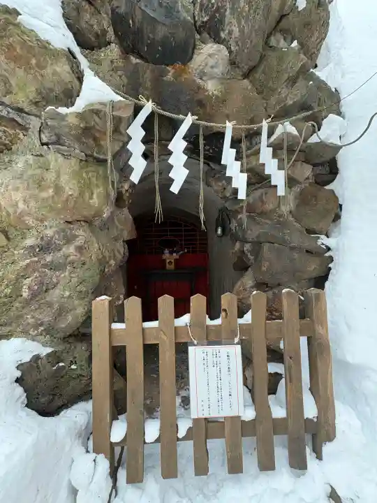 白石神社の{uncategorized: "未分類", other: "その他", undefined: "問題あり", building: "その他建物", grave: "お墓", sacred_gate: "鳥居", guardian: "狛犬", statue: "像", buddha: "仏像", history: "歴史", nature: "自然", garden: "庭園", animal: "動物", pagoda: "塔", temizu: "手水舎", mountain_gate: "山門・神門", sanctuary: "本殿・本堂", subordinate: "末社・摂社", art: "芸術", scenery: "景色", jizo: "地蔵", ema: "絵馬", goshuin: "御朱印", omikuji: "おみくじ", items: "授与品その他", amulet: "お守り", goshuincho: "御朱印帳", eats: "食事", festival: "お祭り", votive_dance: "神楽", shichigosan: "七五三参", wedding: "結婚式", experience: "体験その他", initially: "初詣", around: "周辺", anti_infection: "感染症対策"}