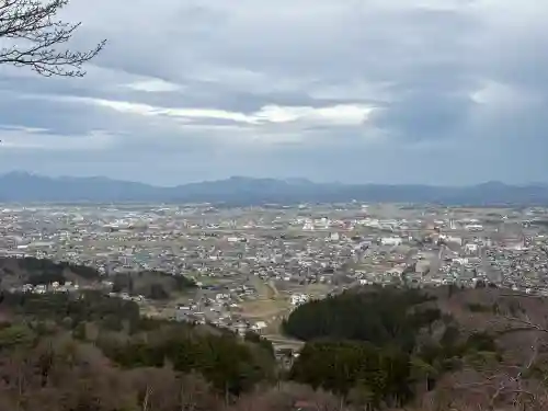 春日山神社の{uncategorized: "未分類", other: "その他", undefined: "問題あり", building: "その他建物", grave: "お墓", sacred_gate: "鳥居", guardian: "狛犬", statue: "像", buddha: "仏像", history: "歴史", nature: "自然", garden: "庭園", animal: "動物", pagoda: "塔", temizu: "手水舎", mountain_gate: "山門・神門", sanctuary: "本殿・本堂", subordinate: "末社・摂社", art: "芸術", scenery: "景色", jizo: "地蔵", ema: "絵馬", goshuin: "御朱印", omikuji: "おみくじ", items: "授与品その他", amulet: "お守り", goshuincho: "御朱印帳", eats: "食事", festival: "お祭り", votive_dance: "神楽", shichigosan: "七五三参", wedding: "結婚式", experience: "体験その他", initially: "初詣", around: "周辺", anti_infection: "感染症対策"}