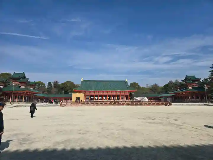 平安神宮の{uncategorized: "未分類", other: "その他", undefined: "問題あり", building: "その他建物", grave: "お墓", sacred_gate: "鳥居", guardian: "狛犬", statue: "像", buddha: "仏像", history: "歴史", nature: "自然", garden: "庭園", animal: "動物", pagoda: "塔", temizu: "手水舎", mountain_gate: "山門・神門", sanctuary: "本殿・本堂", subordinate: "末社・摂社", art: "芸術", scenery: "景色", jizo: "地蔵", ema: "絵馬", goshuin: "御朱印", omikuji: "おみくじ", items: "授与品その他", amulet: "お守り", goshuincho: "御朱印帳", eats: "食事", festival: "お祭り", votive_dance: "神楽", shichigosan: "七五三参", wedding: "結婚式", experience: "体験その他", initially: "初詣", around: "周辺", anti_infection: "感染症対策"}