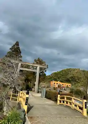 天津神明宮の{uncategorized: "未分類", other: "その他", undefined: "問題あり", building: "その他建物", grave: "お墓", sacred_gate: "鳥居", guardian: "狛犬", statue: "像", buddha: "仏像", history: "歴史", nature: "自然", garden: "庭園", animal: "動物", pagoda: "塔", temizu: "手水舎", mountain_gate: "山門・神門", sanctuary: "本殿・本堂", subordinate: "末社・摂社", art: "芸術", scenery: "景色", jizo: "地蔵", ema: "絵馬", goshuin: "御朱印", omikuji: "おみくじ", items: "授与品その他", amulet: "お守り", goshuincho: "御朱印帳", eats: "食事", festival: "お祭り", votive_dance: "神楽", shichigosan: "七五三参", wedding: "結婚式", experience: "体験その他", initially: "初詣", around: "周辺", anti_infection: "感染症対策"}