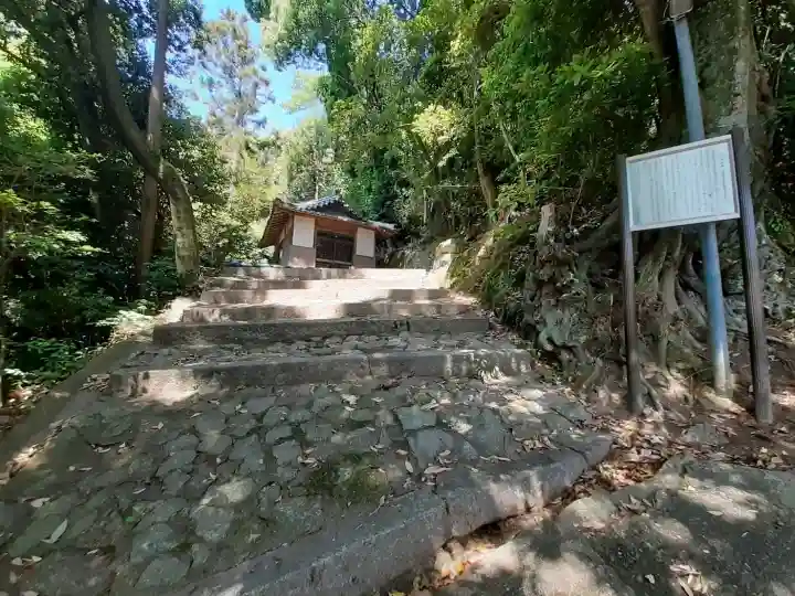 大狛神社の{uncategorized: "未分類", other: "その他", undefined: "問題あり", building: "その他建物", grave: "お墓", sacred_gate: "鳥居", guardian: "狛犬", statue: "像", buddha: "仏像", history: "歴史", nature: "自然", garden: "庭園", animal: "動物", pagoda: "塔", temizu: "手水舎", mountain_gate: "山門・神門", sanctuary: "本殿・本堂", subordinate: "末社・摂社", art: "芸術", scenery: "景色", jizo: "地蔵", ema: "絵馬", goshuin: "御朱印", omikuji: "おみくじ", items: "授与品その他", amulet: "お守り", goshuincho: "御朱印帳", eats: "食事", festival: "お祭り", votive_dance: "神楽", shichigosan: "七五三参", wedding: "結婚式", experience: "体験その他", initially: "初詣", around: "周辺", anti_infection: "感染症対策"}