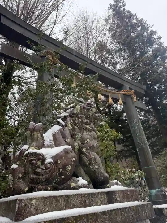 諏訪大社上社前宮の{uncategorized: "未分類", other: "その他", undefined: "問題あり", building: "その他建物", grave: "お墓", sacred_gate: "鳥居", guardian: "狛犬", statue: "像", buddha: "仏像", history: "歴史", nature: "自然", garden: "庭園", animal: "動物", pagoda: "塔", temizu: "手水舎", mountain_gate: "山門・神門", sanctuary: "本殿・本堂", subordinate: "末社・摂社", art: "芸術", scenery: "景色", jizo: "地蔵", ema: "絵馬", goshuin: "御朱印", omikuji: "おみくじ", items: "授与品その他", amulet: "お守り", goshuincho: "御朱印帳", eats: "食事", festival: "お祭り", votive_dance: "神楽", shichigosan: "七五三参", wedding: "結婚式", experience: "体験その他", initially: "初詣", around: "周辺", anti_infection: "感染症対策"}