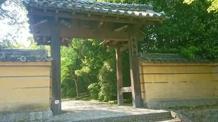 秋篠寺の山門・神門