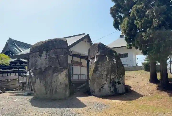 三ツ石神社の{uncategorized: "未分類", other: "その他", undefined: "問題あり", building: "その他建物", grave: "お墓", sacred_gate: "鳥居", guardian: "狛犬", statue: "像", buddha: "仏像", history: "歴史", nature: "自然", garden: "庭園", animal: "動物", pagoda: "塔", temizu: "手水舎", mountain_gate: "山門・神門", sanctuary: "本殿・本堂", subordinate: "末社・摂社", art: "芸術", scenery: "景色", jizo: "地蔵", ema: "絵馬", goshuin: "御朱印", omikuji: "おみくじ", items: "授与品その他", amulet: "お守り", goshuincho: "御朱印帳", eats: "食事", festival: "お祭り", votive_dance: "神楽", shichigosan: "七五三参", wedding: "結婚式", experience: "体験その他", initially: "初詣", around: "周辺", anti_infection: "感染症対策"}