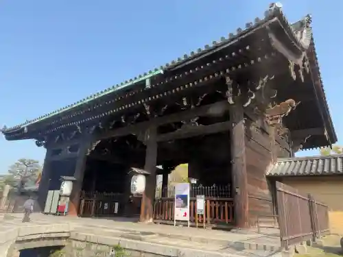 東寺（教王護国寺）の{uncategorized: "未分類", other: "その他", undefined: "問題あり", building: "その他建物", grave: "お墓", sacred_gate: "鳥居", guardian: "狛犬", statue: "像", buddha: "仏像", history: "歴史", nature: "自然", garden: "庭園", animal: "動物", pagoda: "塔", temizu: "手水舎", mountain_gate: "山門・神門", sanctuary: "本殿・本堂", subordinate: "末社・摂社", art: "芸術", scenery: "景色", jizo: "地蔵", ema: "絵馬", goshuin: "御朱印", omikuji: "おみくじ", items: "授与品その他", amulet: "お守り", goshuincho: "御朱印帳", eats: "食事", festival: "お祭り", votive_dance: "神楽", shichigosan: "七五三参", wedding: "結婚式", experience: "体験その他", initially: "初詣", around: "周辺", anti_infection: "感染症対策"}