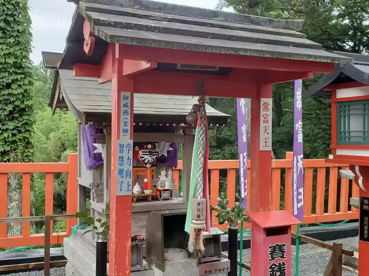 王地山まけきらい稲荷の末社・摂社