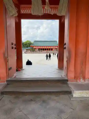 平安神宮の{uncategorized: "未分類", other: "その他", undefined: "問題あり", building: "その他建物", grave: "お墓", sacred_gate: "鳥居", guardian: "狛犬", statue: "像", buddha: "仏像", history: "歴史", nature: "自然", garden: "庭園", animal: "動物", pagoda: "塔", temizu: "手水舎", mountain_gate: "山門・神門", sanctuary: "本殿・本堂", subordinate: "末社・摂社", art: "芸術", scenery: "景色", jizo: "地蔵", ema: "絵馬", goshuin: "御朱印", omikuji: "おみくじ", items: "授与品その他", amulet: "お守り", goshuincho: "御朱印帳", eats: "食事", festival: "お祭り", votive_dance: "神楽", shichigosan: "七五三参", wedding: "結婚式", experience: "体験その他", initially: "初詣", around: "周辺", anti_infection: "感染症対策"}