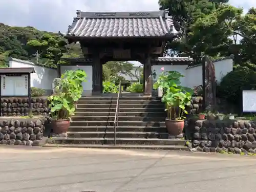 香勝寺の山門