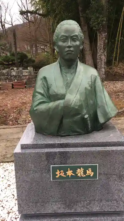 象山神社の像