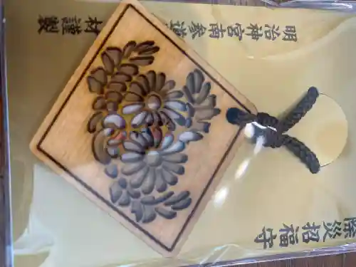 明治神宮の{uncategorized: "未分類", other: "その他", undefined: "問題あり", building: "その他建物", grave: "お墓", sacred_gate: "鳥居", guardian: "狛犬", statue: "像", buddha: "仏像", history: "歴史", nature: "自然", garden: "庭園", animal: "動物", pagoda: "塔", temizu: "手水舎", mountain_gate: "山門・神門", sanctuary: "本殿・本堂", subordinate: "末社・摂社", art: "芸術", scenery: "景色", jizo: "地蔵", ema: "絵馬", goshuin: "御朱印", omikuji: "おみくじ", items: "授与品その他", amulet: "お守り", goshuincho: "御朱印帳", eats: "食事", festival: "お祭り", votive_dance: "神楽", shichigosan: "七五三参", wedding: "結婚式", experience: "体験その他", initially: "初詣", around: "周辺", anti_infection: "感染症対策"}