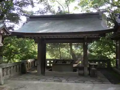 雄山神社前立社壇の手水舎