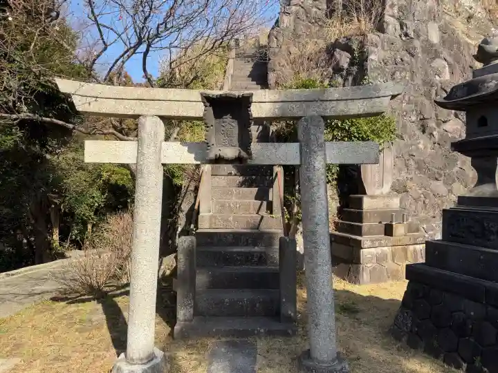 法性寺の{uncategorized: "未分類", other: "その他", undefined: "問題あり", building: "その他建物", grave: "お墓", sacred_gate: "鳥居", guardian: "狛犬", statue: "像", buddha: "仏像", history: "歴史", nature: "自然", garden: "庭園", animal: "動物", pagoda: "塔", temizu: "手水舎", mountain_gate: "山門・神門", sanctuary: "本殿・本堂", subordinate: "末社・摂社", art: "芸術", scenery: "景色", jizo: "地蔵", ema: "絵馬", goshuin: "御朱印", omikuji: "おみくじ", items: "授与品その他", amulet: "お守り", goshuincho: "御朱印帳", eats: "食事", festival: "お祭り", votive_dance: "神楽", shichigosan: "七五三参", wedding: "結婚式", experience: "体験その他", initially: "初詣", around: "周辺", anti_infection: "感染症対策"}