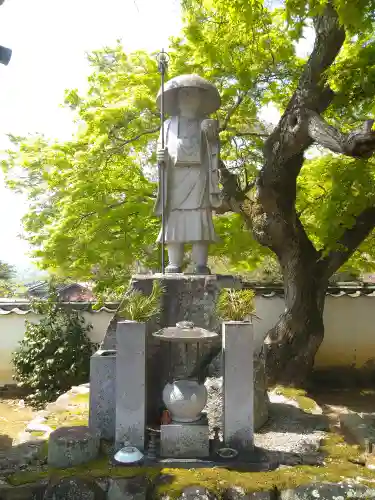 圀勝寺の像