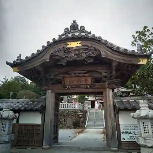 寺岡山元三大師の山門・神門