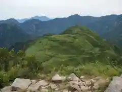 雨飾山北峰の石仏の景色