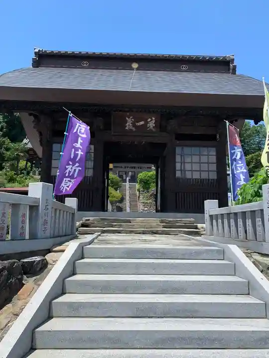埼玉厄除け開運大師・龍泉寺(切り絵御朱印発祥の寺)の山門・神門
