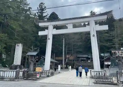 諏訪大社上社前宮の{uncategorized: "未分類", other: "その他", undefined: "問題あり", building: "その他建物", grave: "お墓", sacred_gate: "鳥居", guardian: "狛犬", statue: "像", buddha: "仏像", history: "歴史", nature: "自然", garden: "庭園", animal: "動物", pagoda: "塔", temizu: "手水舎", mountain_gate: "山門・神門", sanctuary: "本殿・本堂", subordinate: "末社・摂社", art: "芸術", scenery: "景色", jizo: "地蔵", ema: "絵馬", goshuin: "御朱印", omikuji: "おみくじ", items: "授与品その他", amulet: "お守り", goshuincho: "御朱印帳", eats: "食事", festival: "お祭り", votive_dance: "神楽", shichigosan: "七五三参", wedding: "結婚式", experience: "体験その他", initially: "初詣", around: "周辺", anti_infection: "感染症対策"}